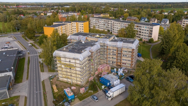 Kooli tänav 3 asuv maja on EIS-KredExi toetusmeetme abil läbinud tervikliku rekonstrueerimisprotsessi. Fotol maja renoveerimise käigus 2024. aasta sügisel. Foto: AIGAR NAGEL